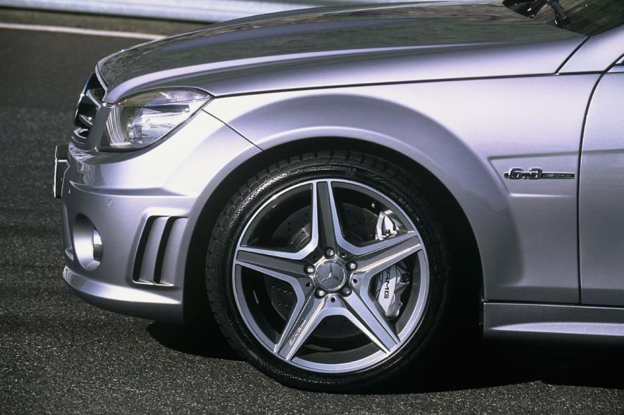  Mercedes-Benz C63 AMG 2008 года  (фото 15 из 26)